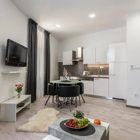 Apartment & Unicus I, Ii, Iii In Center *