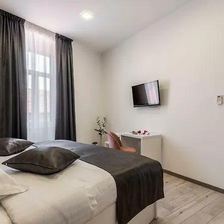 Apartment & Unicus I, Ii, Iii *