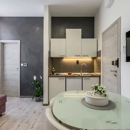 & Unicus I, Ii, Iii In Center Apartment *