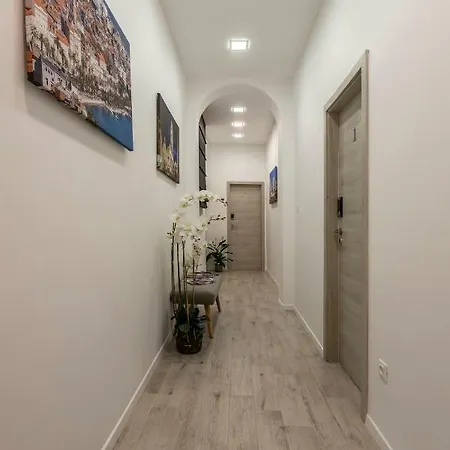 Apartment & Unicus I, Ii, Iii In Center